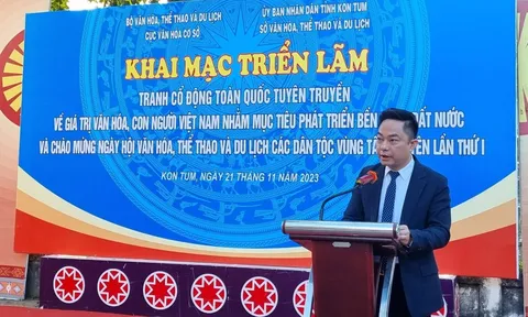 Triển lãm tranh cổ động về giá trị văn hóa, con người Việt Nam tại Kon Tum