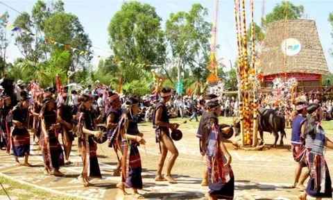 Trưng bày di sản văn hóa Cồng chiêng Tây Nguyên và nghệ thuật Xòe Thái