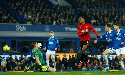 Vòng 13 Premier League: Tottenham văng khỏi tốp 4, Man United thắng với siêu phẩm
