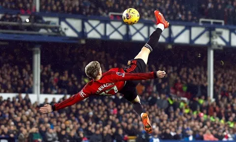 "Sao" trẻ Alejandro Garnacho của Man United bất ngờ với siêu phẩm móc bóng