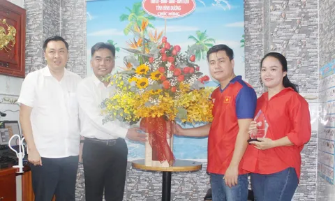 Lãnh đạo tỉnh Bình Dương đến thăm và chúc mừng nhà vô địch thế giới - Lại Lý Huynh