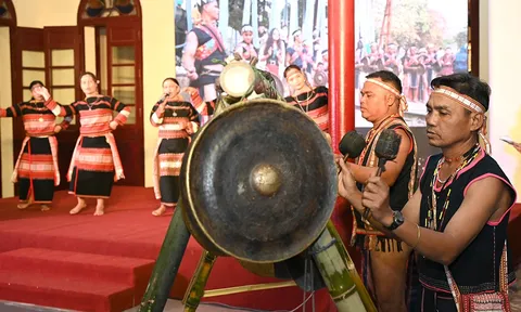 Trưng bày Không gian văn hóa Cồng chiêng Tây Nguyên và Nghệ thuật Xòe Thái 