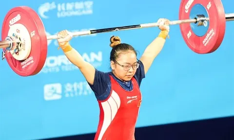 Giải Cử tạ Grand Prix 2024: Lực sĩ Phạm Đình Thi tạm xếp thứ nhất bảng B