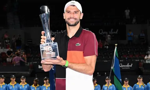 Bố mẹ Dimitrov lỡ phút đăng quang của con