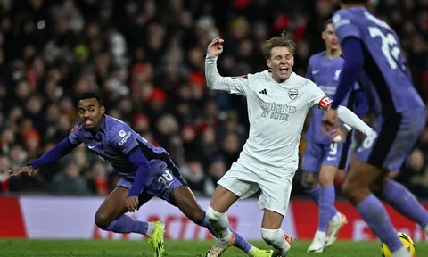Arsenal chạm mốc buồn