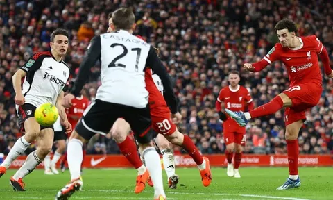 Liverpool đặt một chân vào chung kết Cúp Liên đoàn Anh