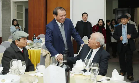 Bộ trưởng Nguyễn Văn Hùng gặp mặt, chúc Tết lãnh đạo Bộ Văn hóa, Thể thao và Du lịch qua các thời kỳ