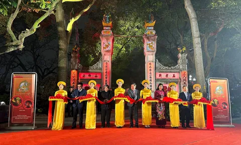 Ra mắt tour đêm tại đền Ngọc Sơn và hồ Hoàn Kiếm