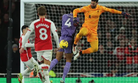 Arsenal hạ gục Liverpool để thắp lại hy vọng trong cuộc đua vô địch