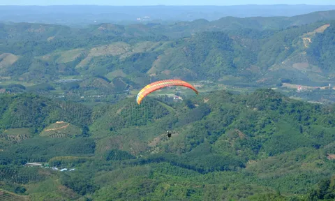 Gần 100 vận động viên tranh tài giải Dù lượn Lâm Đồng mở rộng năm 2024