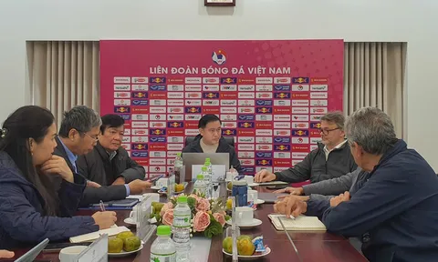 Lãnh đạo Liên đoàn Bóng đá Việt Nam và huấn luyện viên Philippe Troussier họp triển khai kế hoạch đội tuyển quốc gia và U23 quốc gia năm 2024