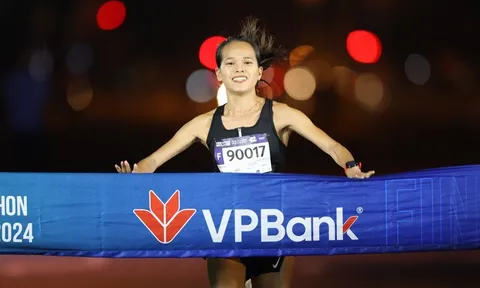 Giải chạy VPBank VnExpress Marathon Ho Chi Minh City Midnight 2024 diễn ra sôi nổi