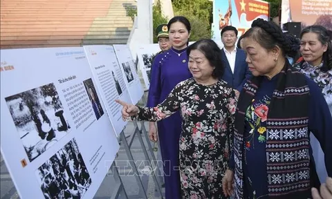 Triển lãm ảnh "Phụ nữ với Điện Biên"