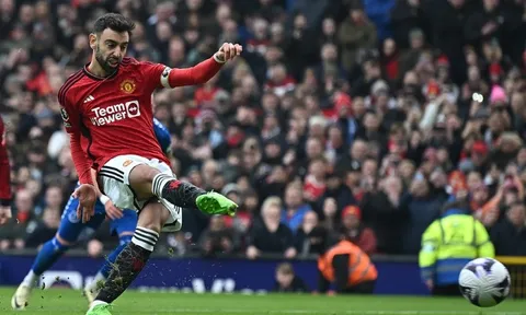Fernandes phá kỷ lục của Van Nistelrooy