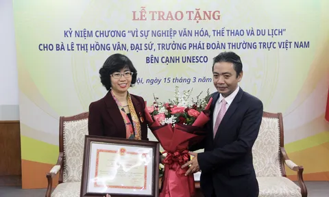 Trao tặng Kỷ niệm chương "Vì sự nghiệp Văn hóa, Thể thao và Du lịch" cho nguyên Đại sứ, Trưởng phái đoàn thường trực Việt Nam bên cạnh UNESCO