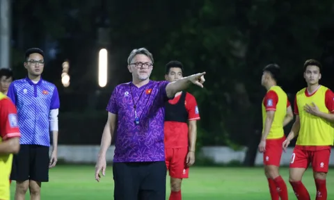 Đội tuyển Việt Nam hoạt động hết công suất trong buổi luyện quân đầu tiên tại Jakarta