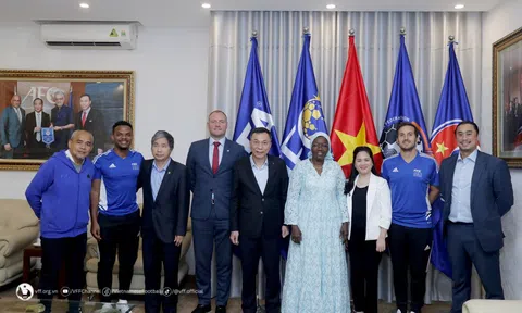 Chủ tịch Liên đoàn Bóng đá Việt Nam Trần Quốc Tuấn tiếp đoàn công tác Bóng đá học đường FIFA