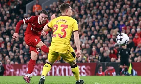 Liverpool chiếm ngôi đầu Premier League