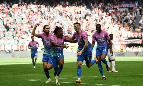 Milan thắng đậm Lecce, Roma thắng trận derby thủ đô