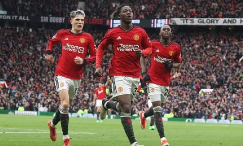 Mohamed Salah lập 2 kỷ lục, Kobbie Mainoo đi vào lịch sử Man United