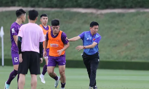 Huấn luyện viên Hoàng Anh Tuấn chạy thử đội hình U23 Việt Nam