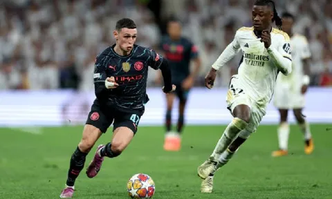 Thầy Pep động viên các học trò sau cuộc rượt đuổi tỷ số với Real Madrid