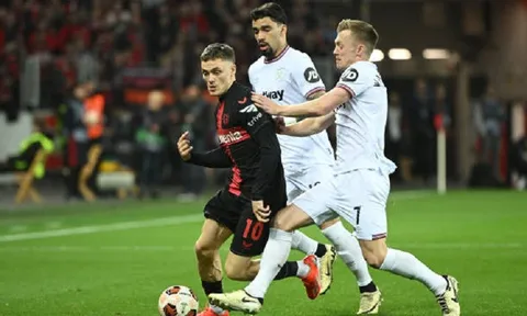 Leverkusen đặt một chân vào bán kết Europa League