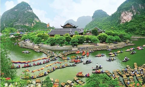 Triển lãm "Du lịch qua các miền di sản và danh thắng Việt Nam" tại Điện Biên