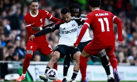 Liverpool bám đuổi Arsenal trong cuộc đua vô địch