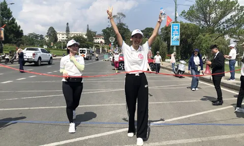 Công ty Điện lực Lâm Đồng tổ chức giải đi bộ chào mừng Ngày thống nhất đất nước
