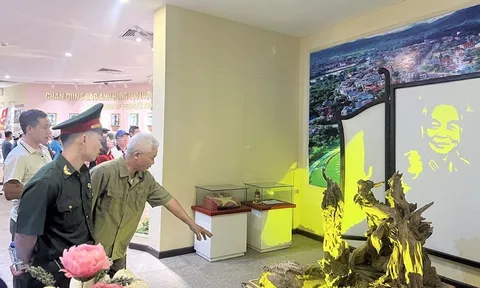 Bảo tàng Chiến thắng lịch sử Điện Biên Phủ tiếp nhận 2 tác phẩm điêu khắc ánh sáng