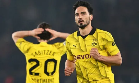 Mats Hummels "chung mâm" với Ryan Giggs, huấn luyện viên Luis Enrique chúc Dortmund vô địch