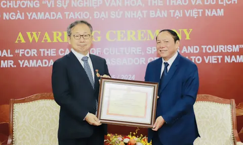 Trao tặng kỷ niệm chương “Vì sự nghiệp Văn hóa, Thể thao và Du lịch” cho Đại sứ Nhật Bản tại Việt Nam