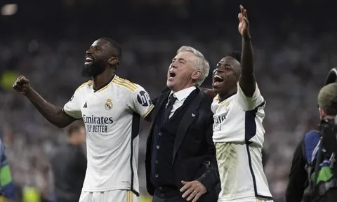 Ông thầy Ancelotti và học trò Joselu cùng phấn khích