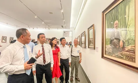 Khai mạc triển lãm “Tấm lòng của họa sĩ Việt kiều với Bác Hồ”