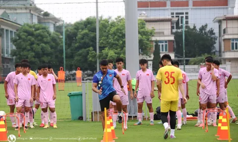 Đội tuyển U16 Việt Nam hứng khởi bước vào buổi tập đầu tiên