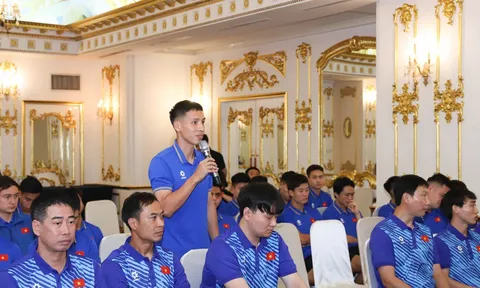 Chủ tịch VFF gặp gỡ, động viên thầy trò huấn luyện viên Kim Sang-sik trước buổi tập đầu tiên