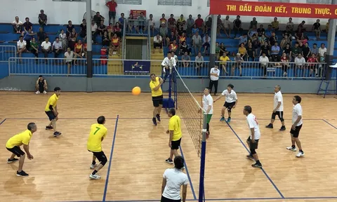 Hơn 300 vận động viên tranh tài giải Bóng chuyền hơi người cao tuổi thành phố Yên Bái  