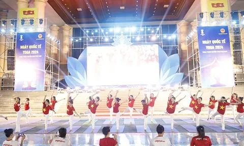 Quảng Bình: Hơn 400 huấn luyện viên, học viên đồng diễn yoga chào mừng Ngày Quốc tế Yoga 21/6