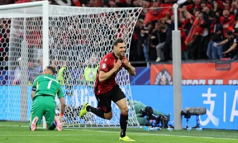 Tiền đạo Nedim Bajrami của Albania ghi tên vào lịch sử EURO