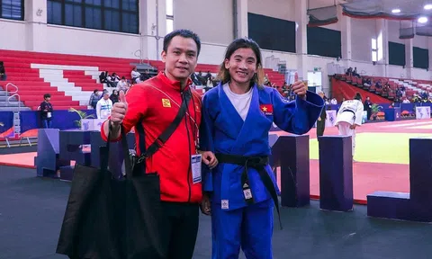 Liên đoàn Judo Việt Nam trao thưởng cho võ sĩ Hoàng Thị Tình và huấn luyện viên Nguyễn Duy Khanh