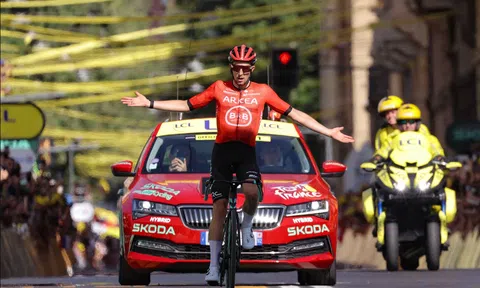 Tadej Pogacar vươn lên giành Áo vàng Tour de France