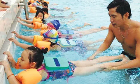 Bạn Gia Khang - ở Vĩnh Phúc hỏi: Xin cho biết, độ tuổi thích hợp cho trẻ học bơi và làm thế nào để bảo đảm an toàn cho trẻ học bơi?