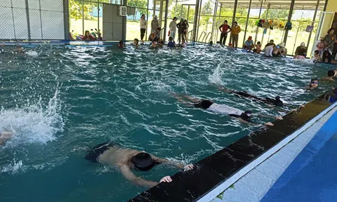 Huyện Đồng Xuân tập huấn kỹ năng bơi cho học sinh