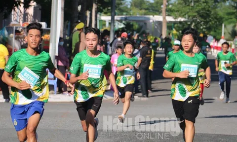 Hơn 10.000 vận động viên tranh tài giải Marathon quốc tế “Vietcombank Mekong Delta” 