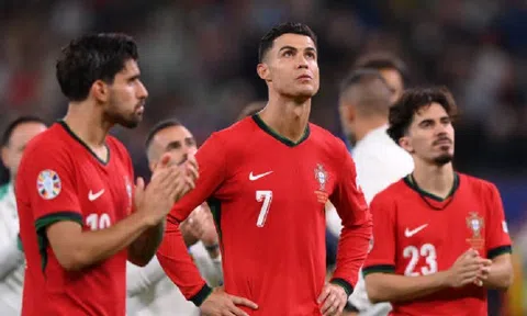 Ronaldo lập kỷ lục đáng quên, Pepe bật khóc sau thất bại của Bồ Đào Nha