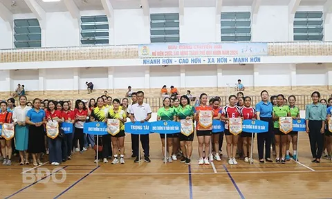 250 vận động viên tranh tài giải Bóng chuyền hơi nữ viên chức, lao động thành phố Quy Nhơn năm 2024
