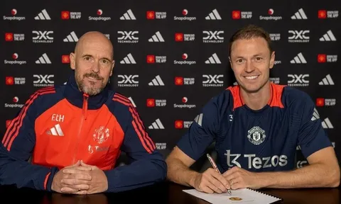 Man United ký hợp đồng mới với trung vệ Jonny Evans