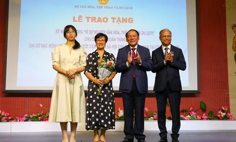 Trao Kỷ niệm chương "Vì sự nghiệp Văn hóa, Thể thao và Du lịch" cho Đại sứ Việt Nam tại Pháp 