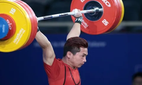 Lực sĩ Trịnh Văn Vinh lên đường dự Olympic Paris 2024